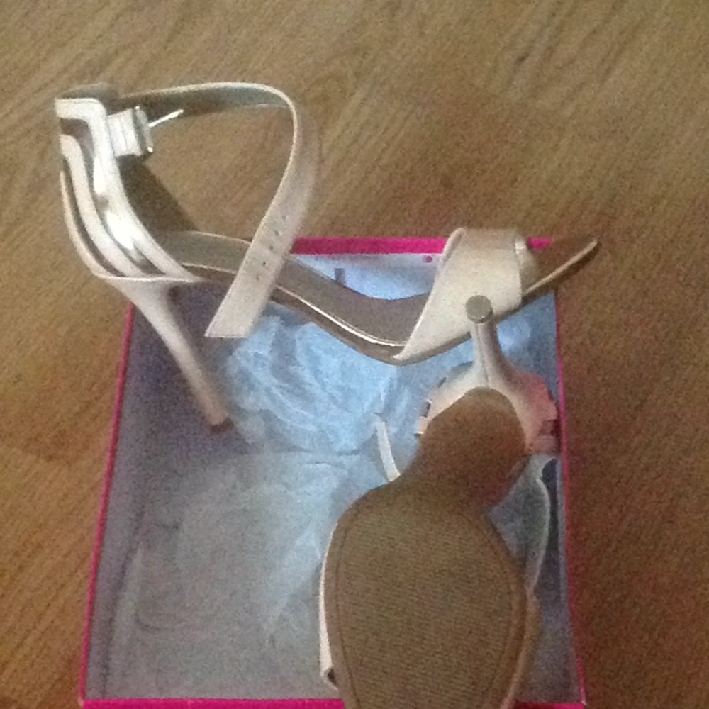 Shoes - Picture 4 of 6